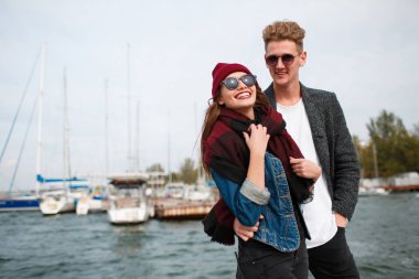 Eğleniyor ve açık havada birlikte gülen genç Çift.