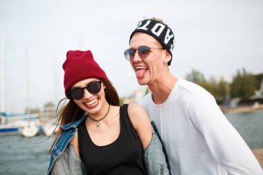 Eğleniyor ve açık havada birlikte gülen genç Çift.