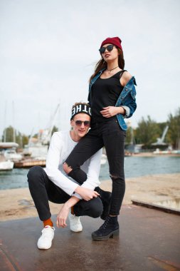 Açık havada kameraya poz güzel genç Çift.