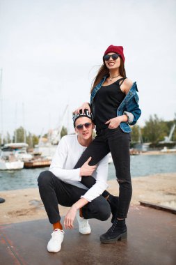 Açık havada kameraya poz güzel genç Çift.