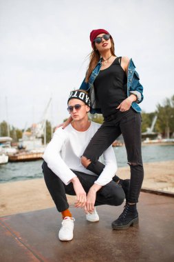 Açık havada kameraya poz güzel genç Çift.