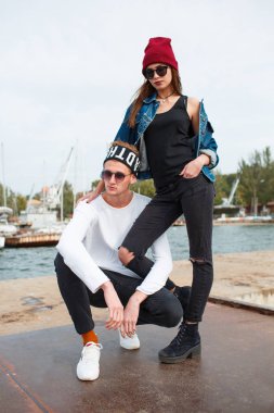 Açık havada kameraya poz güzel genç Çift.