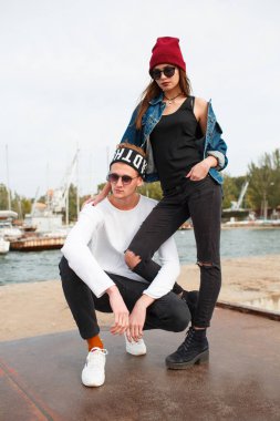 Açık havada kameraya poz güzel genç Çift.