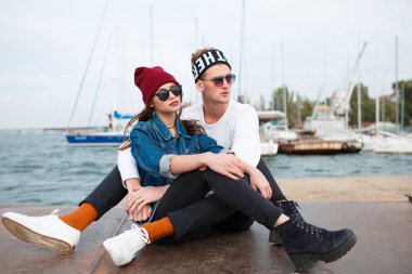 Eğleniyor ve açık havada birlikte gülerek mutlu genç Çift