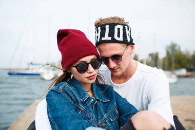 Eğleniyor ve açık havada birlikte gülerek mutlu genç Çift