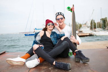 Eğleniyor ve açık havada birlikte gülen genç Çift.