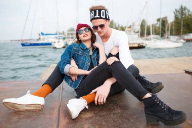 Eğleniyor ve açık havada birlikte gülerek mutlu genç Çift