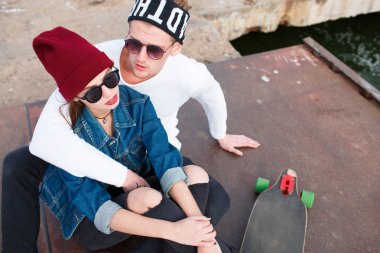 Eğleniyor ve açık havada birlikte gülen genç Çift.