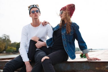 Eğleniyor ve açık havada birlikte gülen genç Çift.