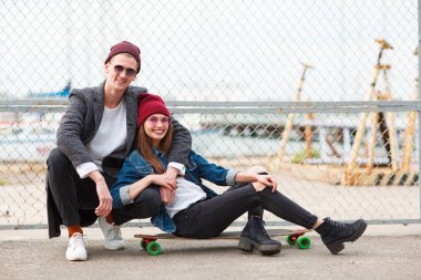 Mutlu arkadaş doğa arka plan kameraya poz.