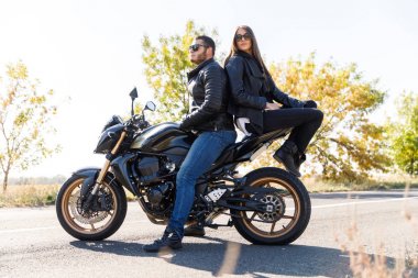 Bir motosiklet bir close-up yalnız sahibi olan yol üzerinde duruyor