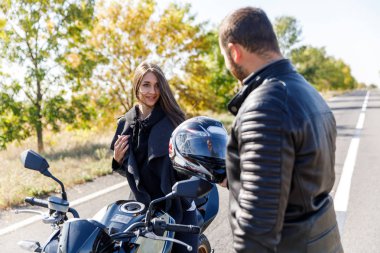 Bir kız bir motosikletçi geçer kask güvenli bir sürüş için