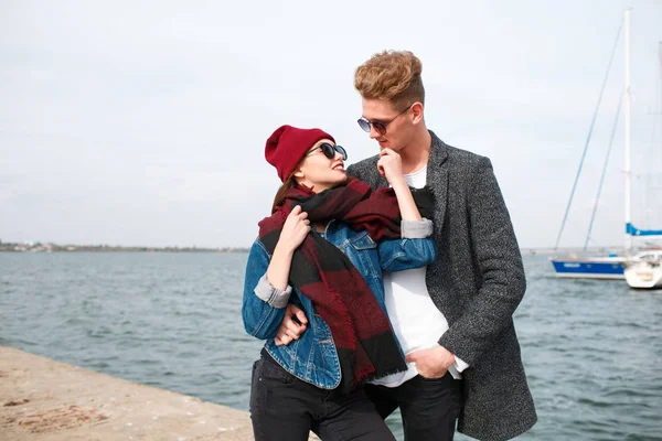 Cheerful young couple having fun and laughing together outdoors. — Stock Photo, Image