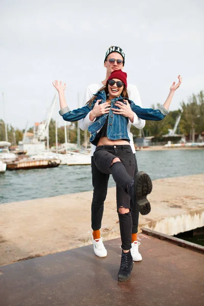 Eğleniyor ve açık havada birlikte gülen genç Çift.