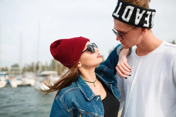 Cheerful young couple having fun and laughing together outdoors. — Stock Photo, Image