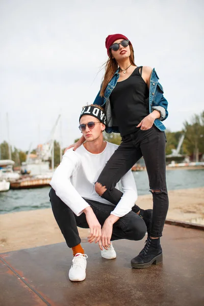 Açık havada kameraya poz güzel genç Çift.