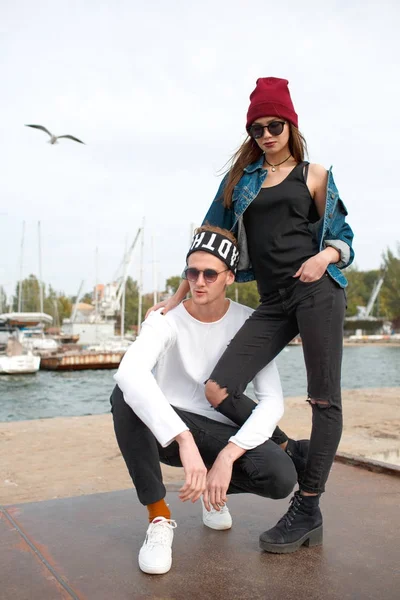 Bonito jovem casal posando na câmera ao ar livre . — Fotografia de Stock