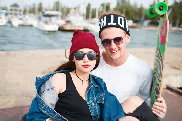 Eğleniyor ve açık havada birlikte gülen genç Çift.