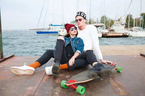 Eğleniyor ve açık havada birlikte gülen genç Çift.