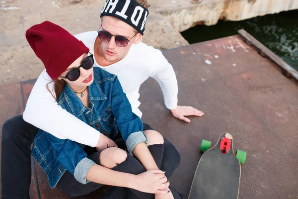 Eğleniyor ve açık havada birlikte gülen genç Çift.