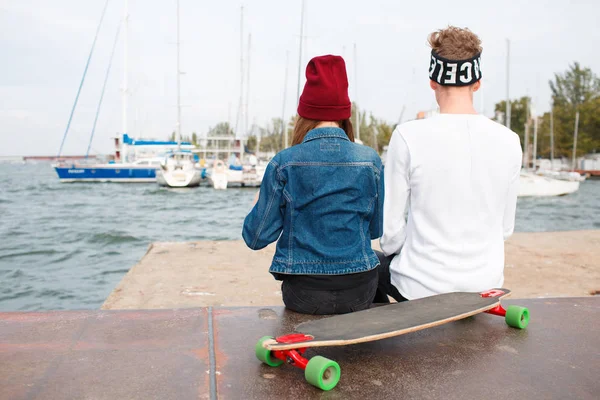 Eğleniyor ve açık havada birlikte gülen genç Çift.