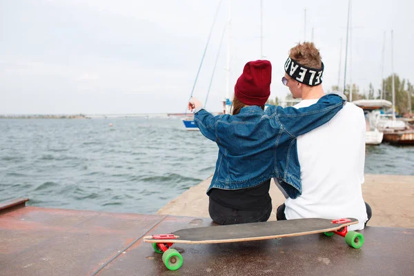 Eğleniyor ve açık havada birlikte gülen genç Çift.