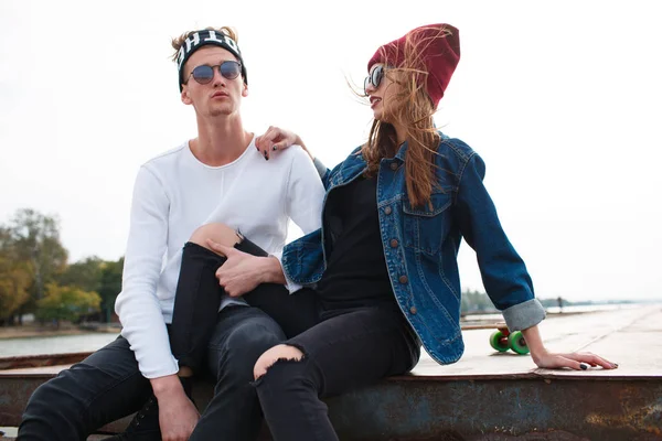 Eğleniyor ve açık havada birlikte gülen genç Çift.