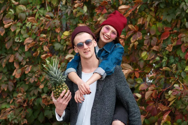 Alegre jovem casal se divertindo e rindo juntos ao ar livre . — Fotografia de Stock