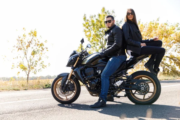 Um close-up de uma motocicleta fica na estrada com seu proprietário sozinho — Fotografia de Stock