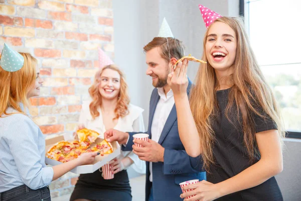 A pizza encomendada em uma caixa de close-up é muito apetitosa — Fotografia de Stock