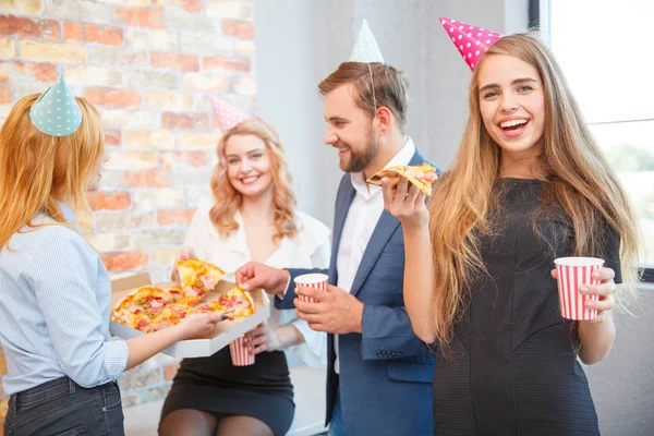 Trabalhadores de escritório da empresa celebram o feriado e comem pizza — Fotografia de Stock