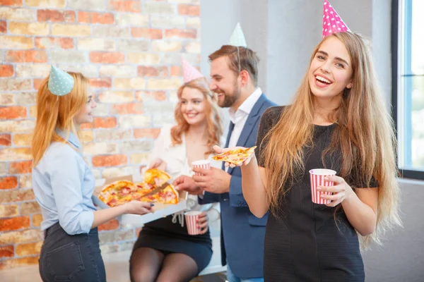 A pizza encomendada em uma caixa de close-up é muito apetitosa — Fotografia de Stock