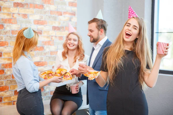 A pizza encomendada em uma caixa de close-up é muito apetitosa — Fotografia de Stock