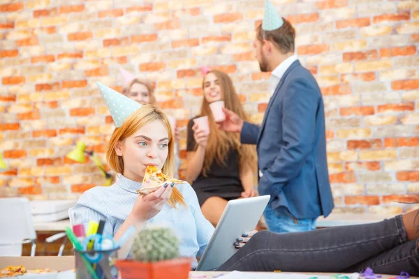 A pizza encomendada em uma caixa de close-up é muito apetitosa — Fotografia de Stock