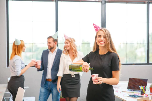 En grupp kontorsanställda är entusiastiska över den semester som de firar — Stockfoto