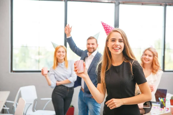 Um grupo de trabalhadores de escritório está animado com o feriado que celebram — Fotografia de Stock