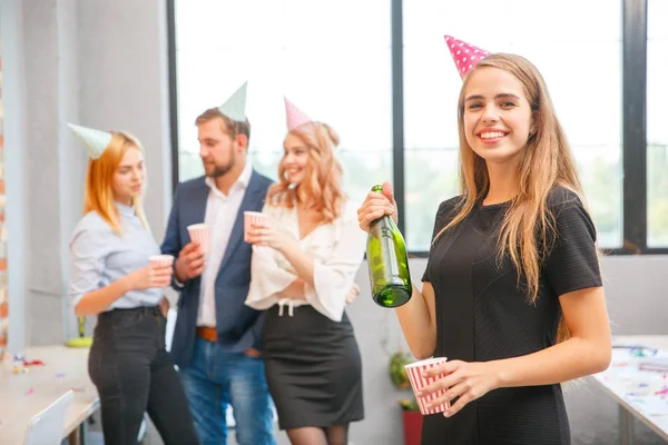 Um grupo de trabalhadores de escritório está animado com o feriado que celebram — Fotografia de Stock