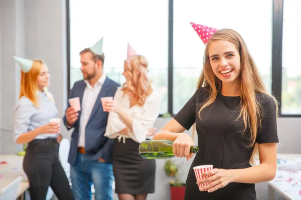Ofis çalışanları bir grup onlar kutlamak tatil hakkında heyecanlı — Stok fotoğraf