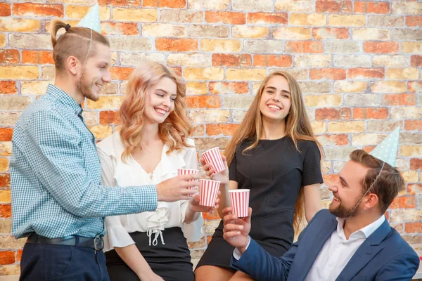 Un grupo de trabajadores de oficina están entusiasmados con la fiesta que celebran — Foto de Stock