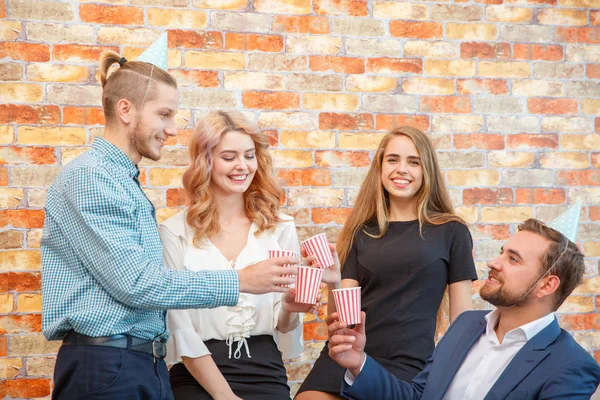 Een groep van kantoorpersoneel zijn enthousiast over de vakantie vieren ze — Stockfoto