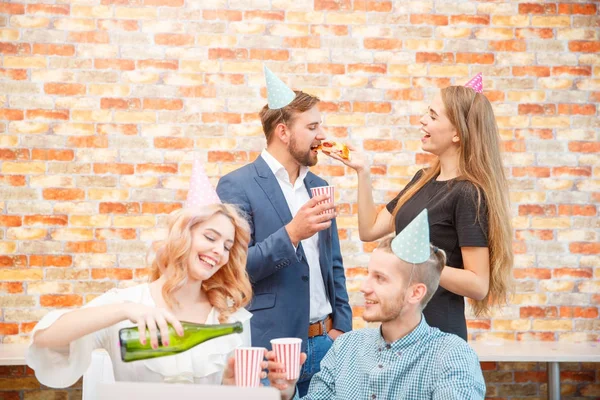 Um grupo de trabalhadores de escritório está animado com o feriado que celebram — Fotografia de Stock