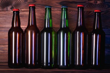 Şişe bira kahverengi ahşap zemin ile