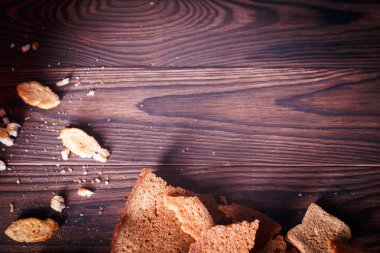 Çavdar bisküvi bir bira için bir kahverengi ahşap arka plan üzerinde ısırmak