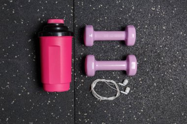 Küçük fitness dumbbells siyah zemin katın