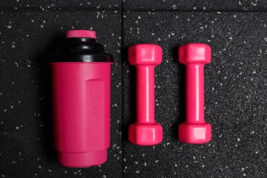 Küçük fitness dumbbells siyah zemin katın