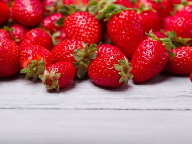 Gri bir ahşap masa üzerinde tatlı taze çilek. Gıda kavramı.