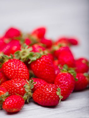 Gri bir ahşap masa üzerinde tatlı taze çilek. Gıda kavramı.