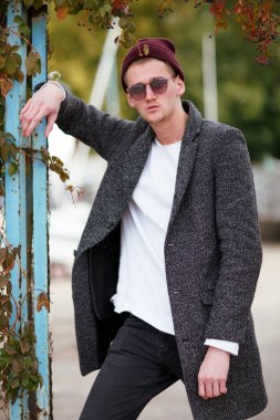 Adam elini demir binasında duruyor