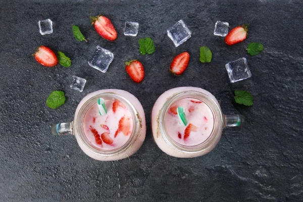 Une vue de dessus sur un bocal à deux maçons avec jogurt sur un fond de marbre. Concept alimentaire . — Photo