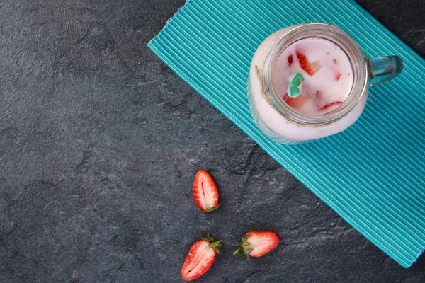 Une vue de dessus sur un bocal de maçon avec jogurt sur un fond de marbre. Concept alimentaire . — Photo